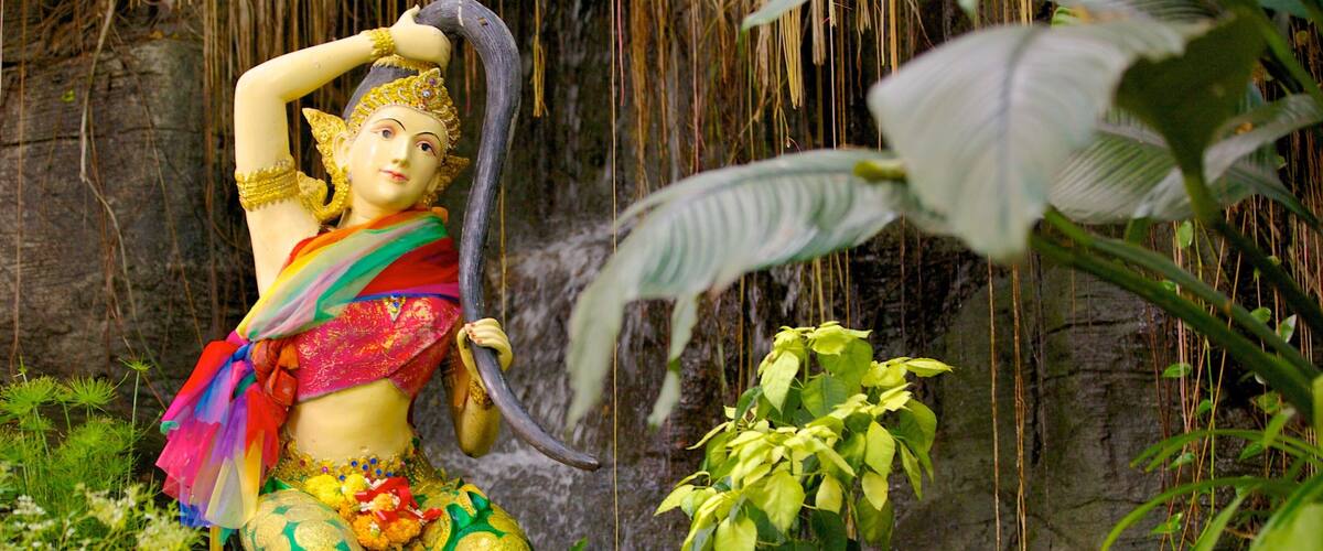 Wat Saket ofreciendo un jardín y una estatua o escultura