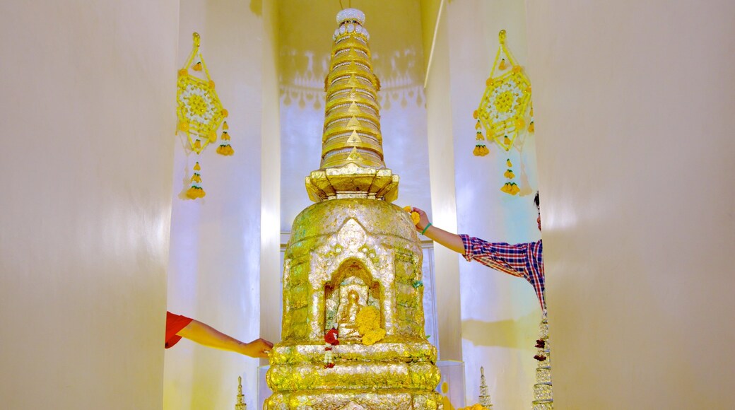 Wat Saket showing a temple or place of worship, religious aspects and interior views
