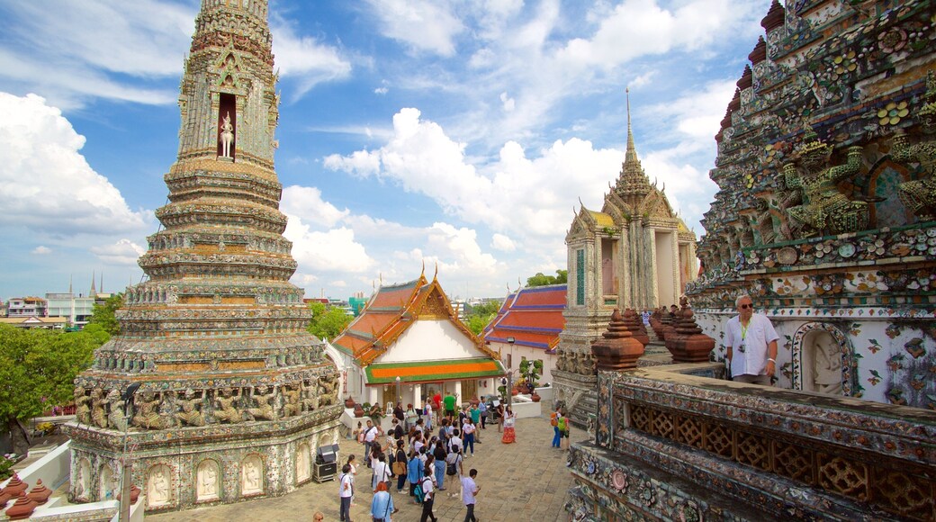 Wat Arun presenterar ett tempel eller plats för dyrkan såväl som en stor grupp av människor