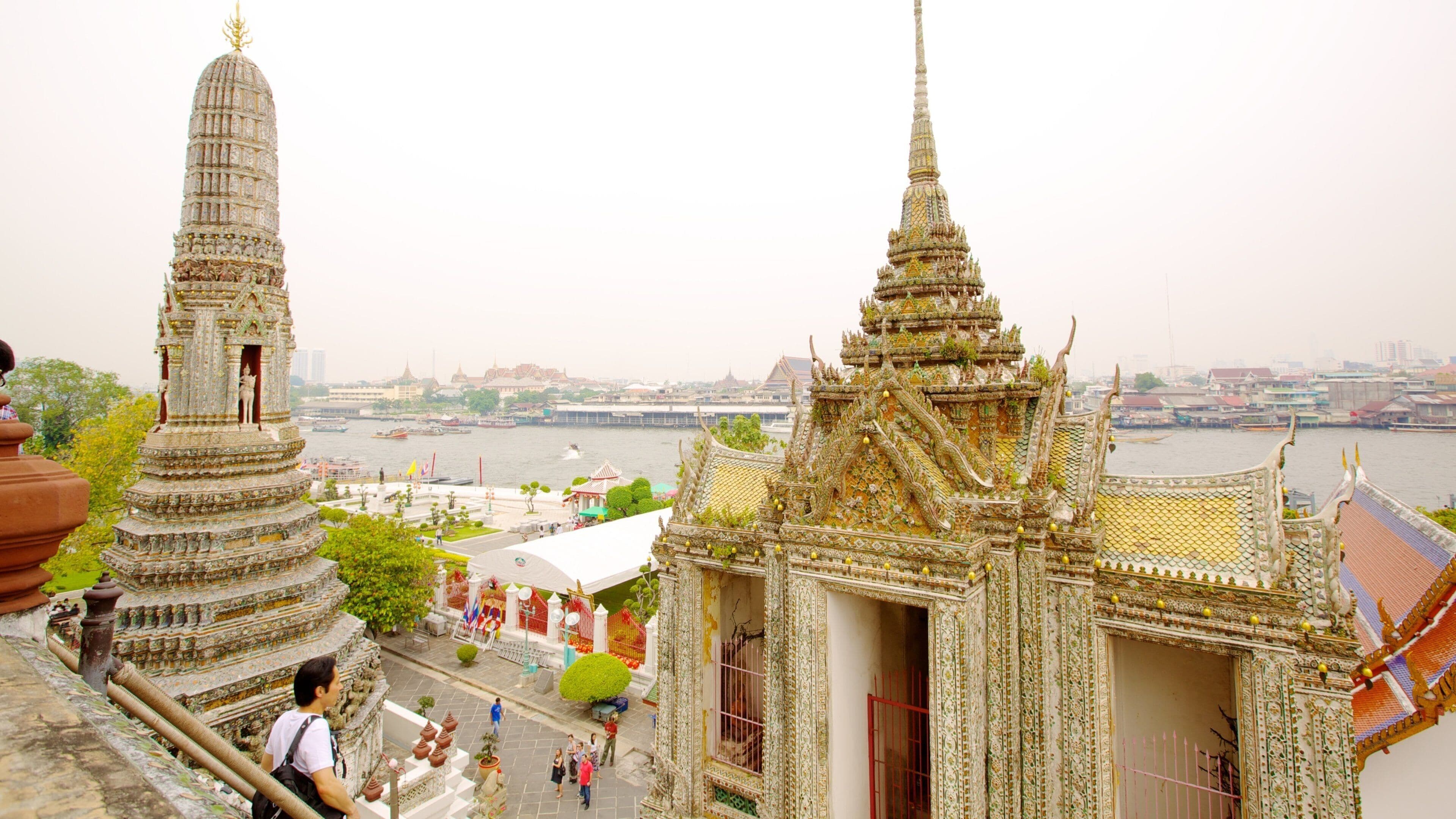 Wat Arun welches beinhaltet Tempel oder Andachtsstätte und historische Architektur sowie einzelner Mann