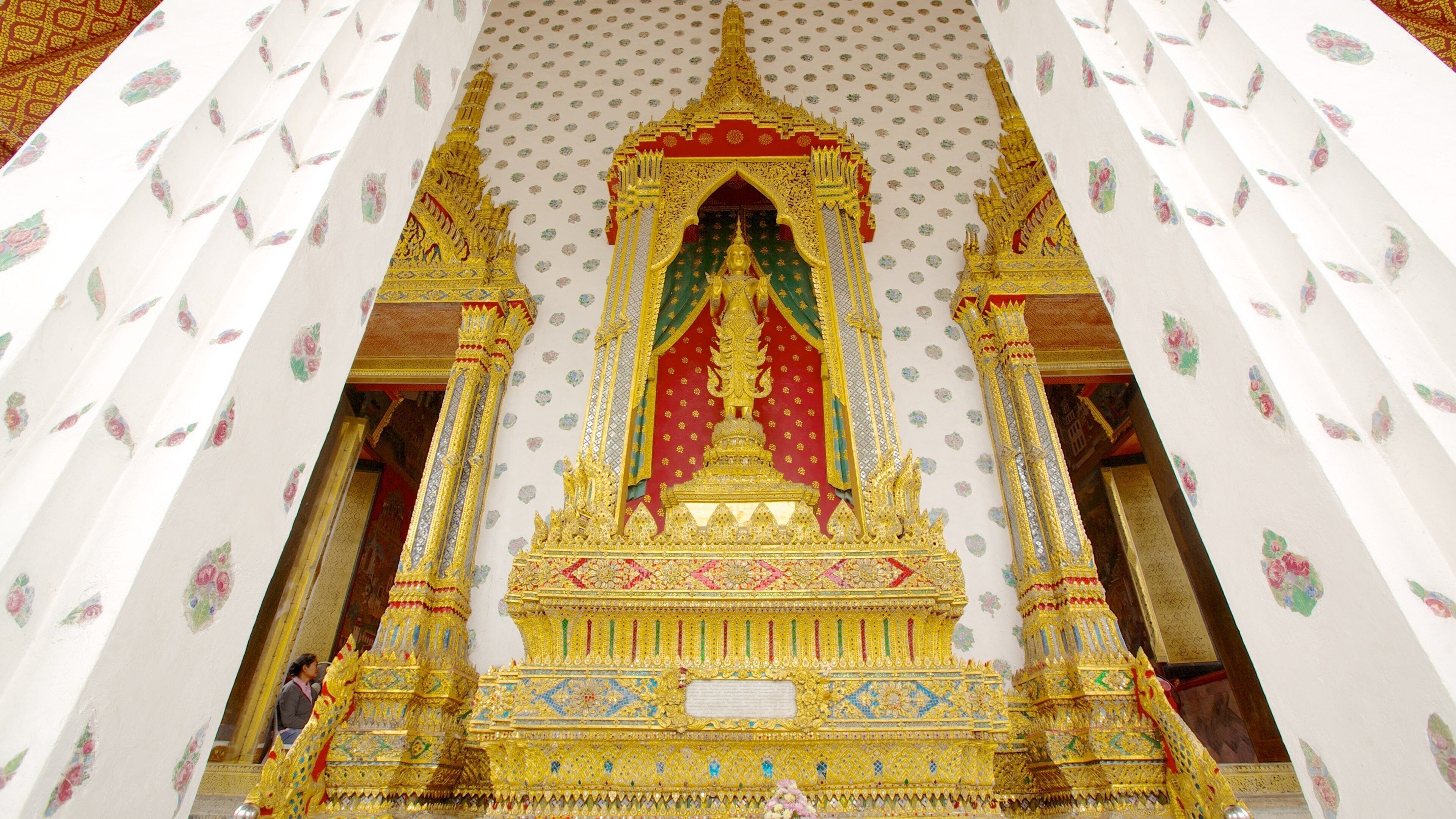 Wat Arun bevat een tempel of gebedshuis, religieuze aspecten en interieur