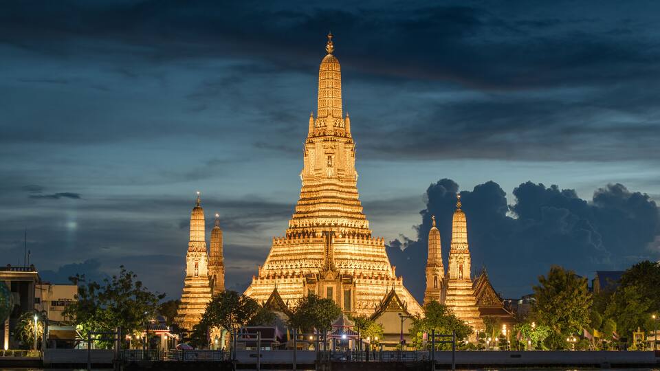 Wat Arun Ratchawararam (the Temple of Dawn) at night, Bangkok, Thailand