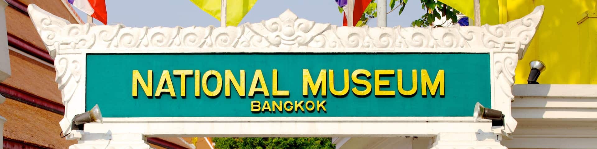 Un letrero que dice 'National Museum Bangkok' sobre una puerta.