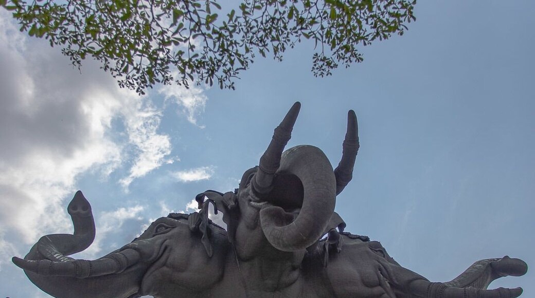 The Erawan Museum is constructed of a three headed bronze elephant standing on a pedestal. It is a site to behold while passing by on the tram and even more beautiful to visit.
#culture #thailand #bangkok #erawanmuseum #threeheadedelephant #exploretheworld