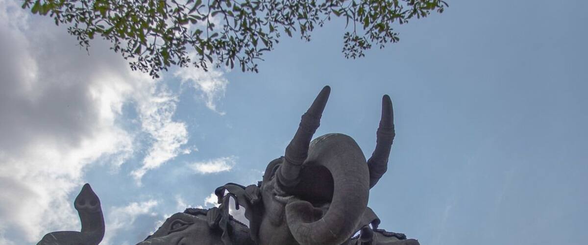 The Erawan Museum is constructed of a three headed bronze elephant standing on a pedestal. It is a site to behold while passing by on the tram and even more beautiful to visit.
#culture #thailand #bangkok #erawanmuseum #threeheadedelephant #exploretheworld