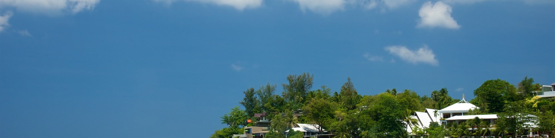 Kata Noi Beach das einen Strand, schroffe Küste und Bucht oder Hafen