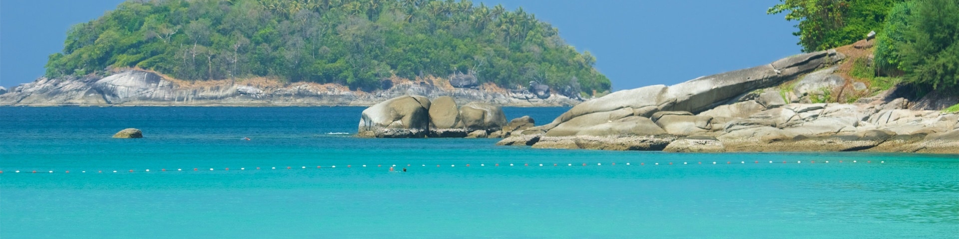 Playa Kata Noi que incluye natación, una bahía o un puerto y litoral rocoso