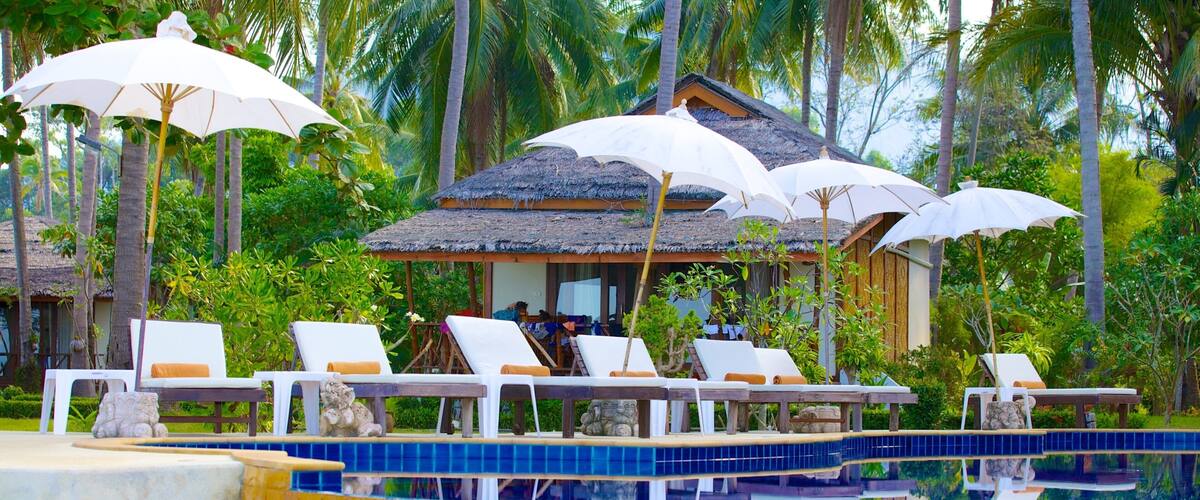 Lipa Noi showing a pool, tropical scenes and a hotel