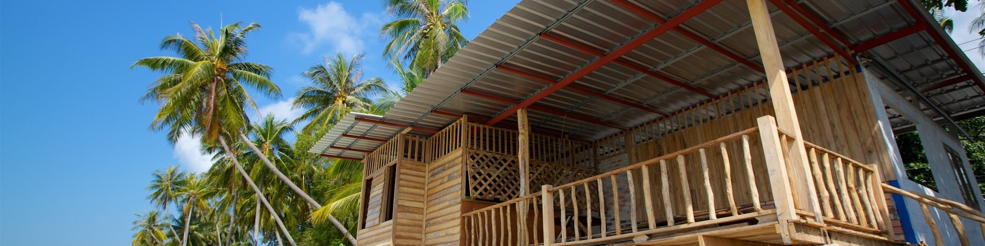 Praia de Thong Kut caracterizando uma praia de areia, uma casa e cenas tropicais