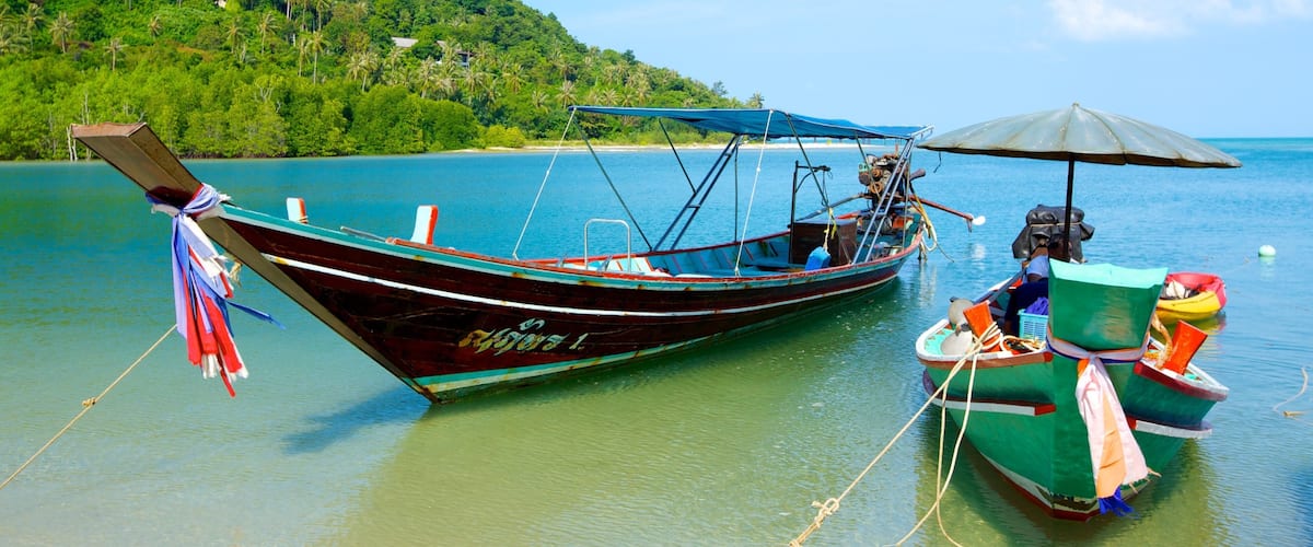 Playa Pangka que incluye embarcaciones, vistas de una costa y escenas tropicales