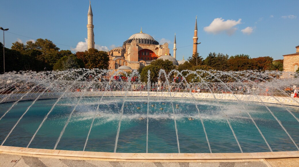 Hagia Sophia que incluye un estanque, una fuente y una iglesia o catedral