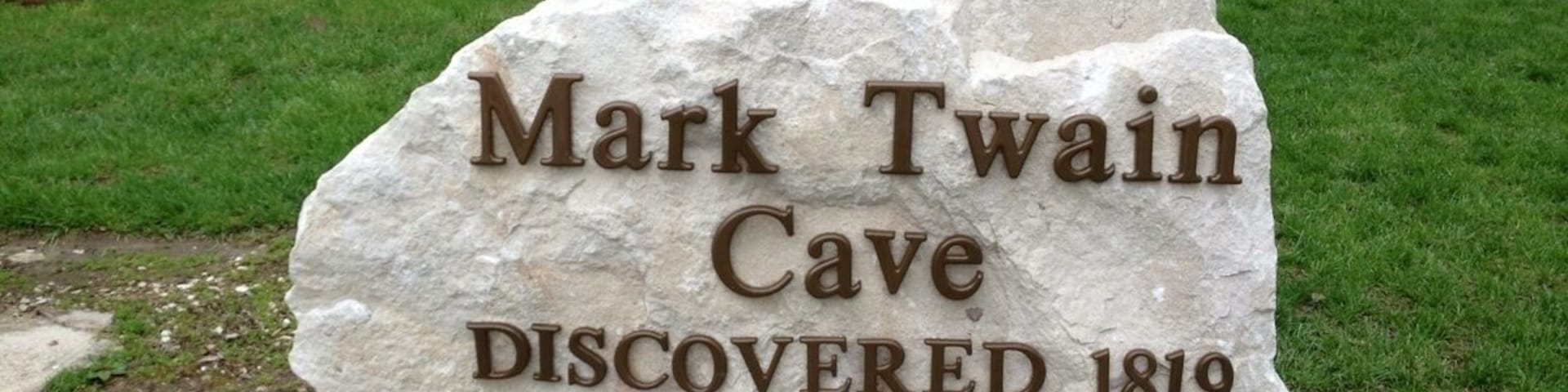 Entrance to the Mark Twain Cave attraction and gift shop.