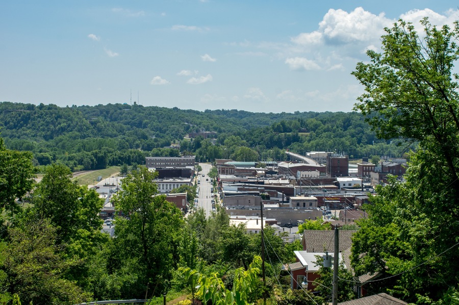 A view of the small town of Hannibal, Missouri from above.
