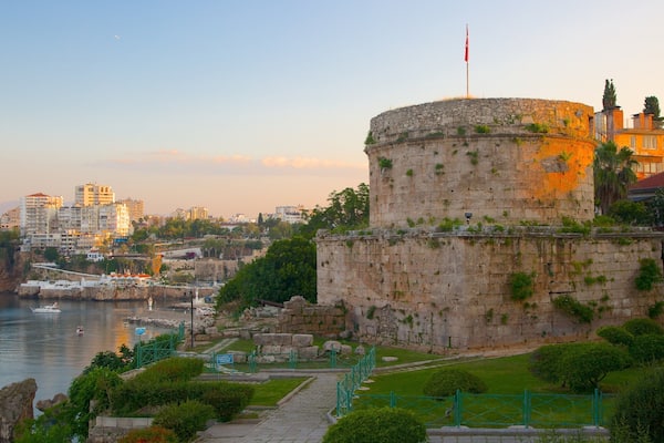 Hıdırlık-Turm mit einem Sonnenuntergang, historische Architektur und Burg