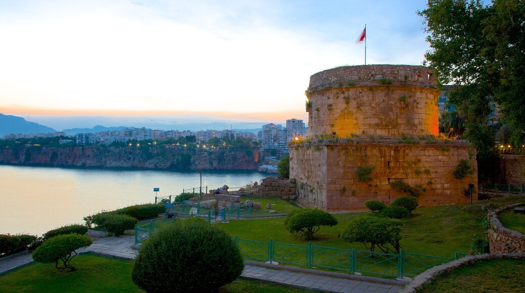 Hidirilik-tårnet som omfatter en solnedgang, historiske bygningsværker og slot eller palads