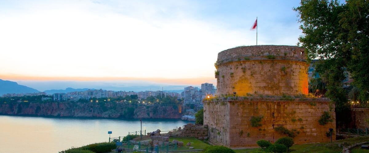 Hıdırlık-Turm mit einem historische Architektur, Palast oder Schloss und Sonnenuntergang