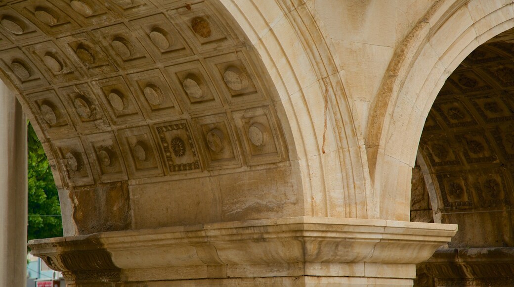 Porte d\'Hadrien qui includes patrimoine architectural