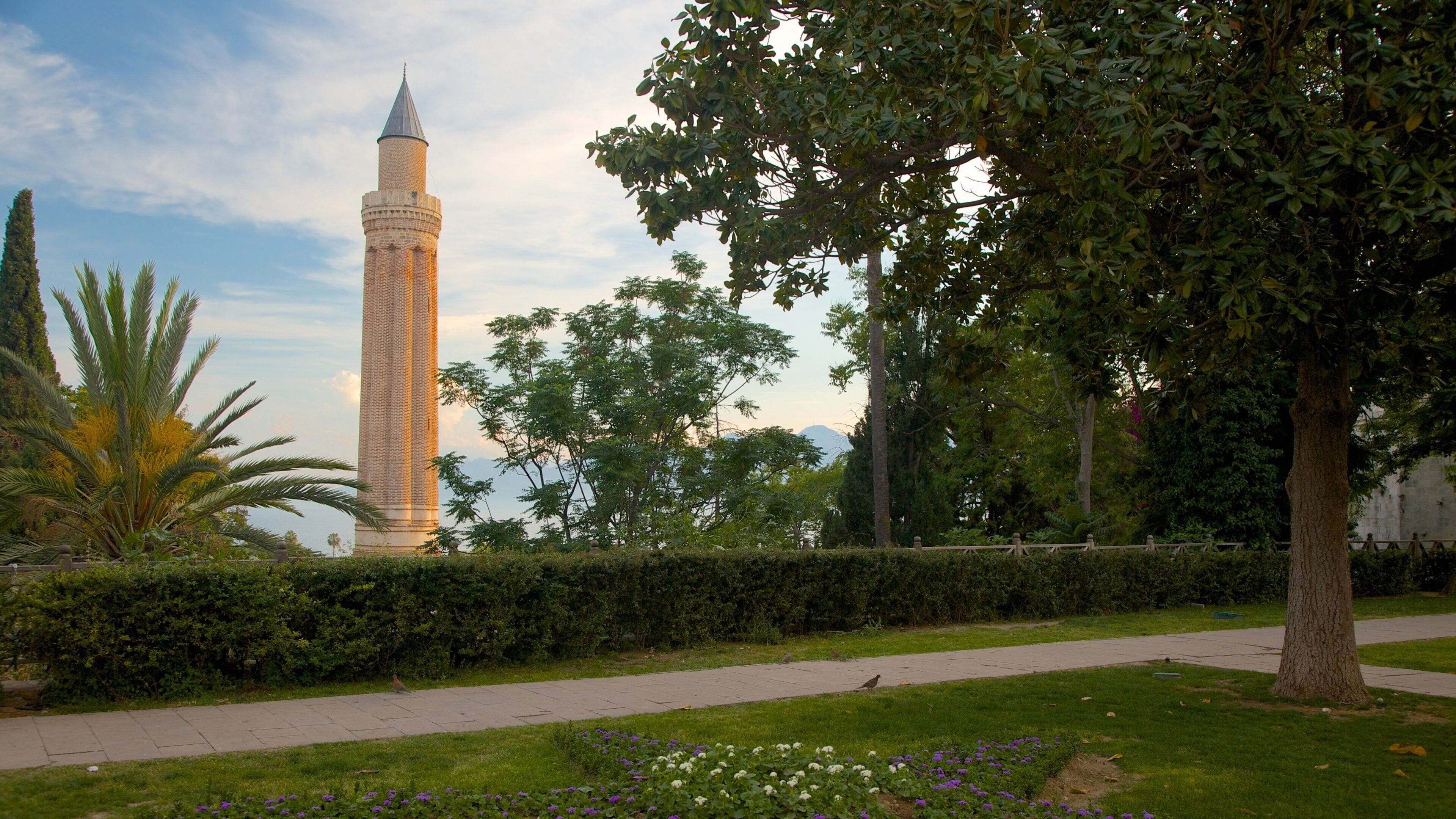 Yivli Minaret ซึ่งรวมถึง สวน