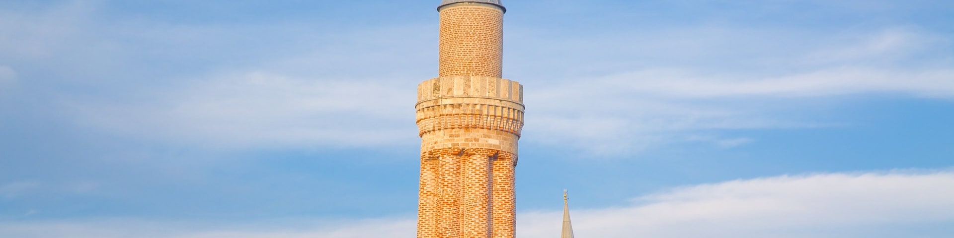 Yivli Minaret caracterizando aspectos religiosos e uma mesquita