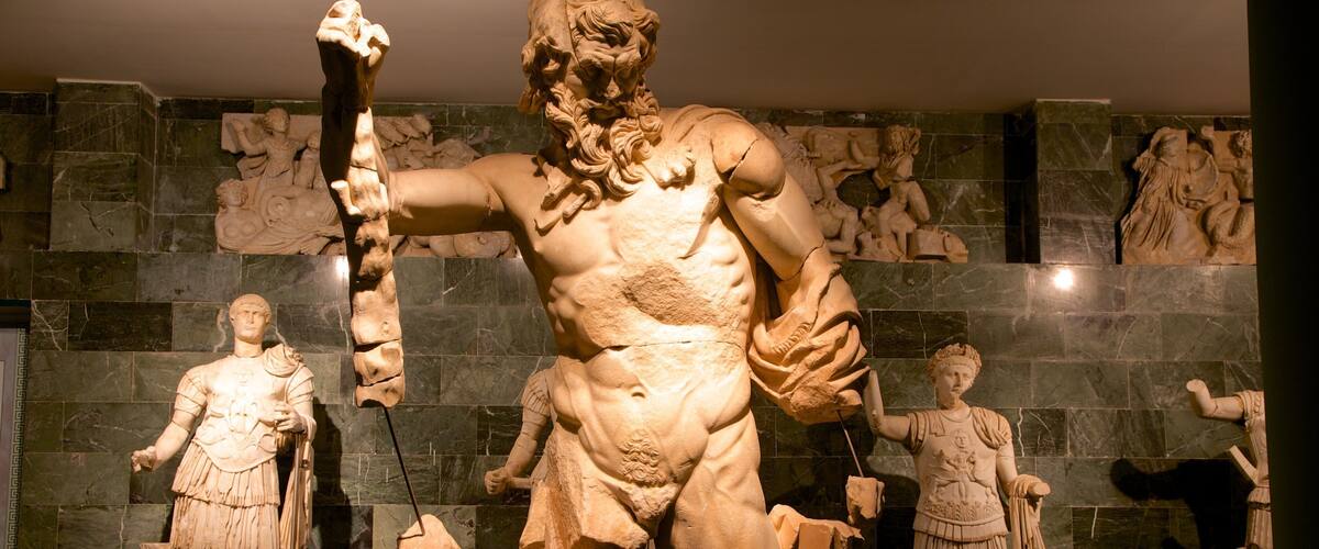 Museu de Antalya mostrando uma estátua ou escultura