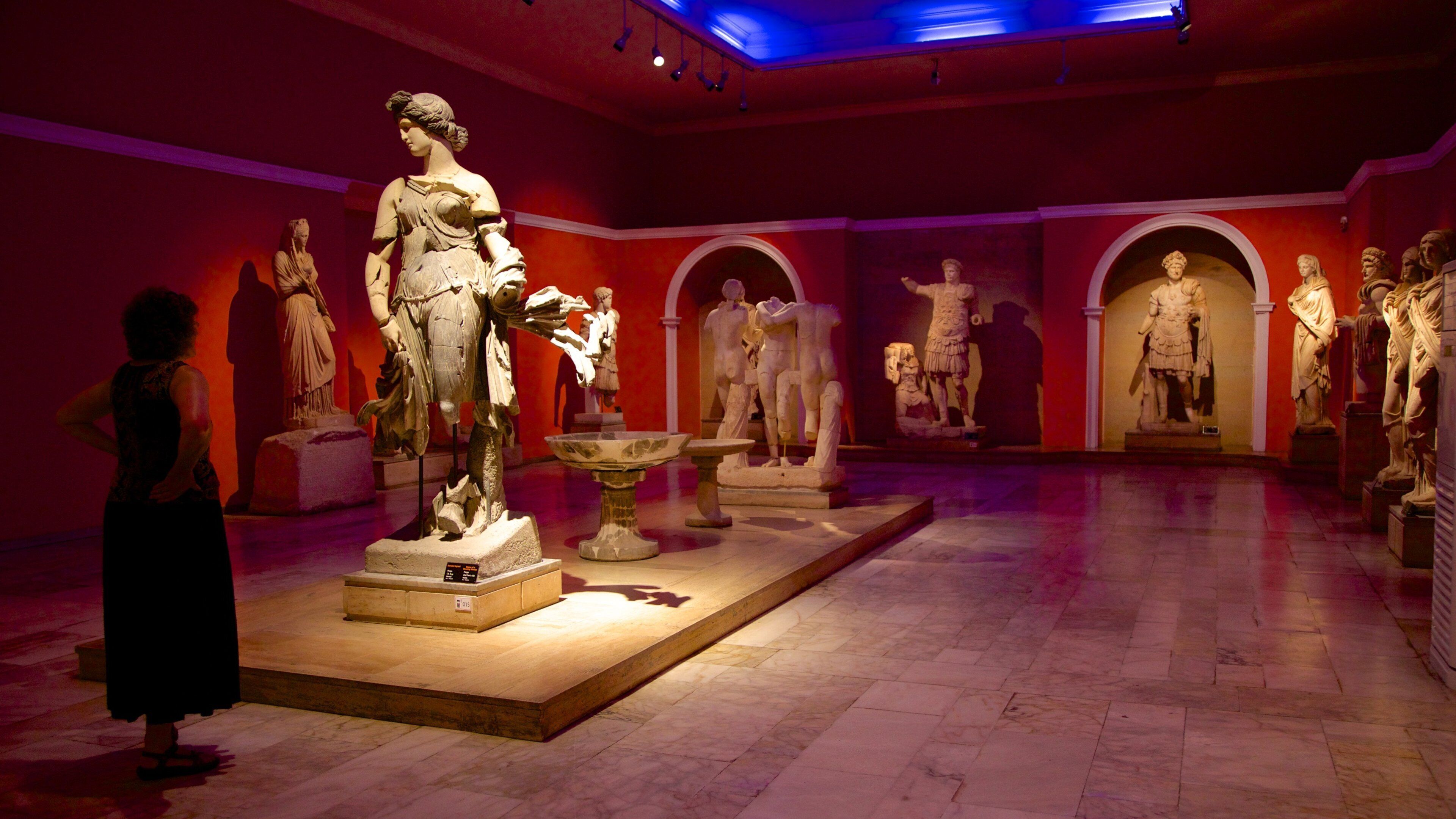 Museo de Antalia que incluye una estatua o escultura