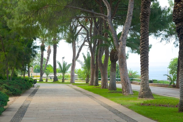 Karaalioglu Park welches beinhaltet Park und Landschaften