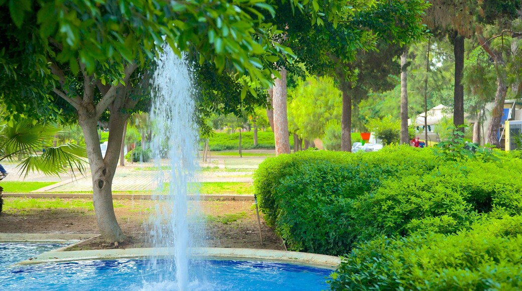 Karaalioglu Park som visar en trädgård och en fontän