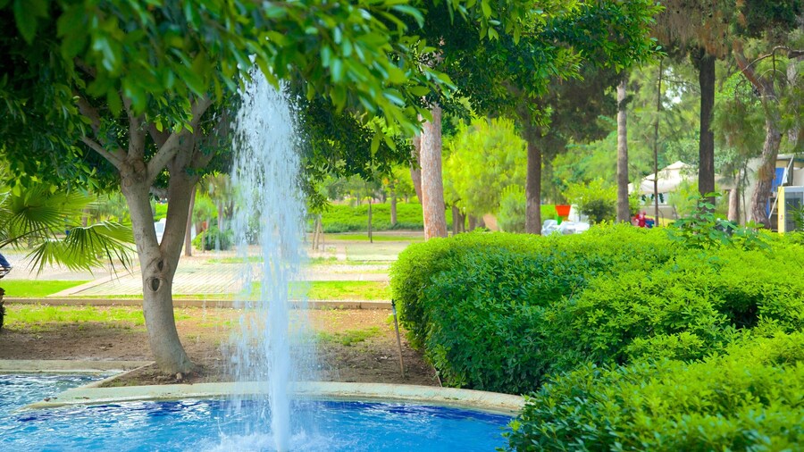 Karaalioglu Park som visar en trädgård och en fontän