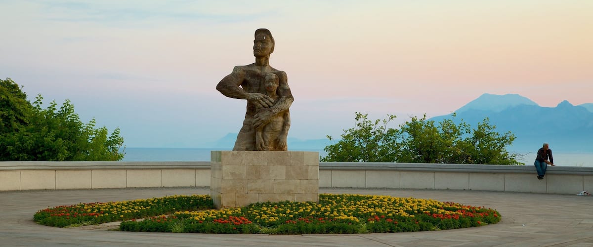 Karaalioglu-puisto featuring patsas tai veistos ja puisto