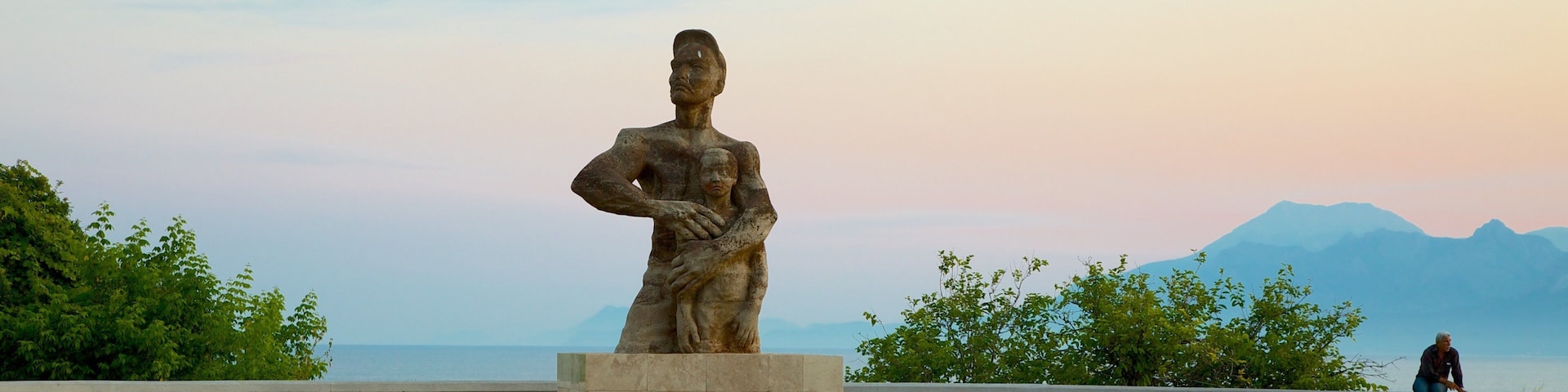 Karaalioglu Park welches beinhaltet Garten und Statue oder Skulptur