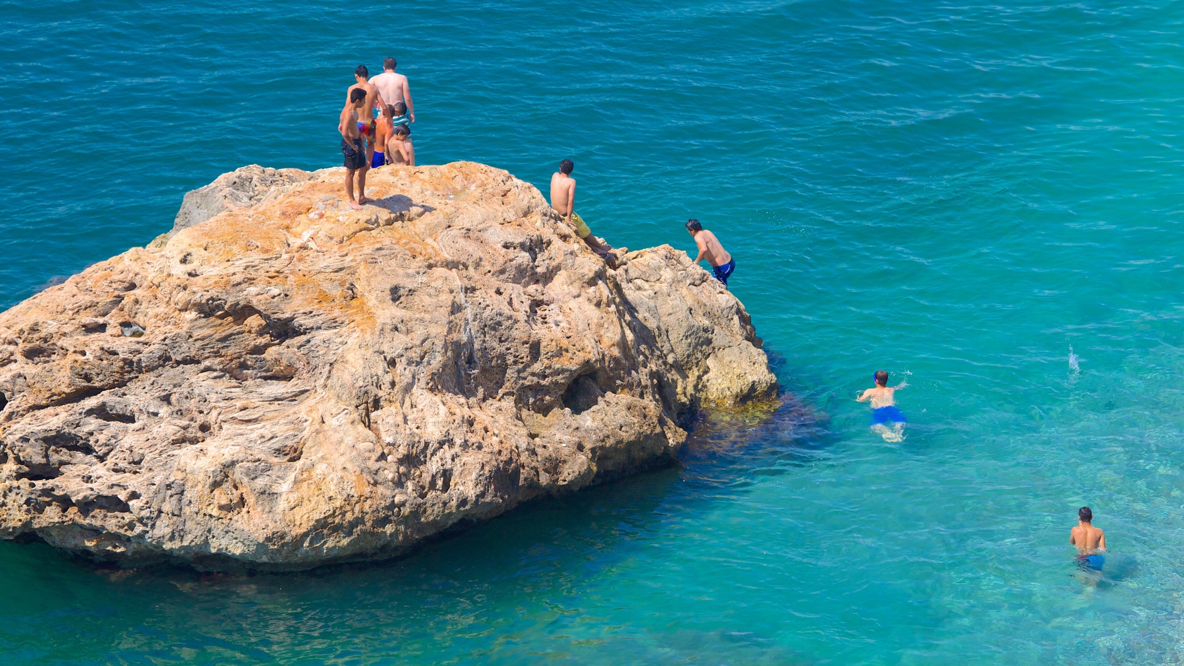 Parque de la playa Konyaalti que incluye vistas de paisajes, costa rocosa y natación