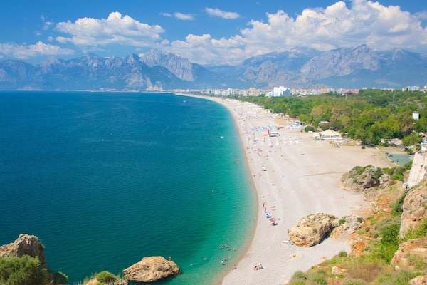 Konyaalti Strandpark das einen KĂŒstenort, Landschaften und Sandstrand