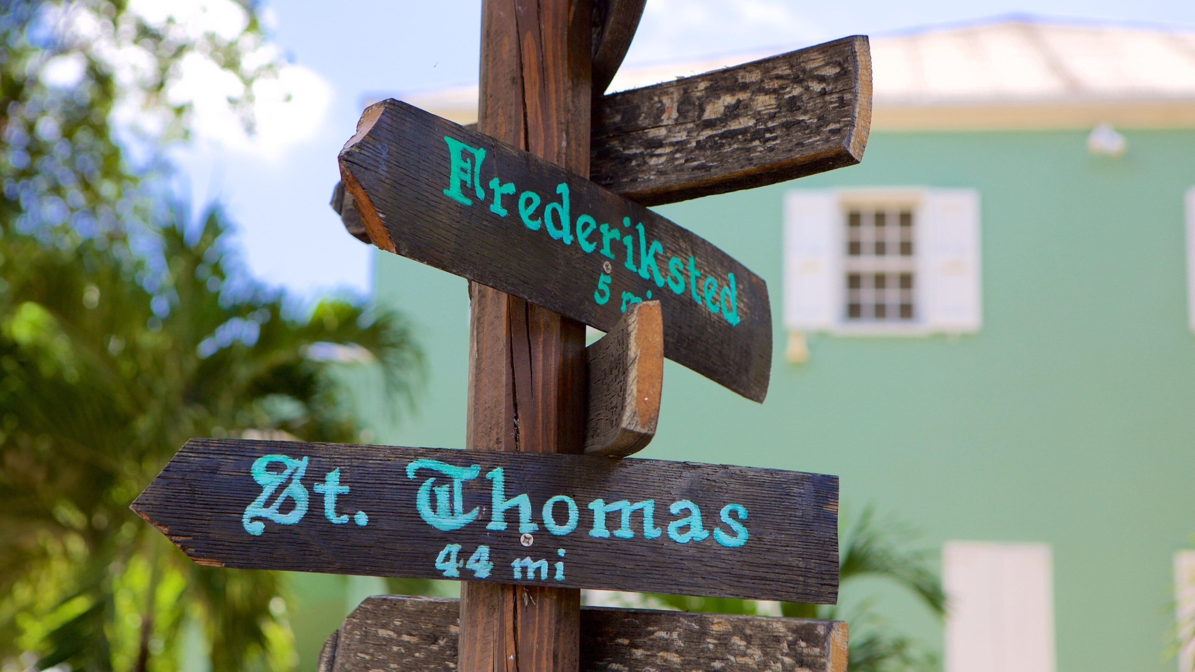 Cruzan romfabrikk som inkluderer skilt