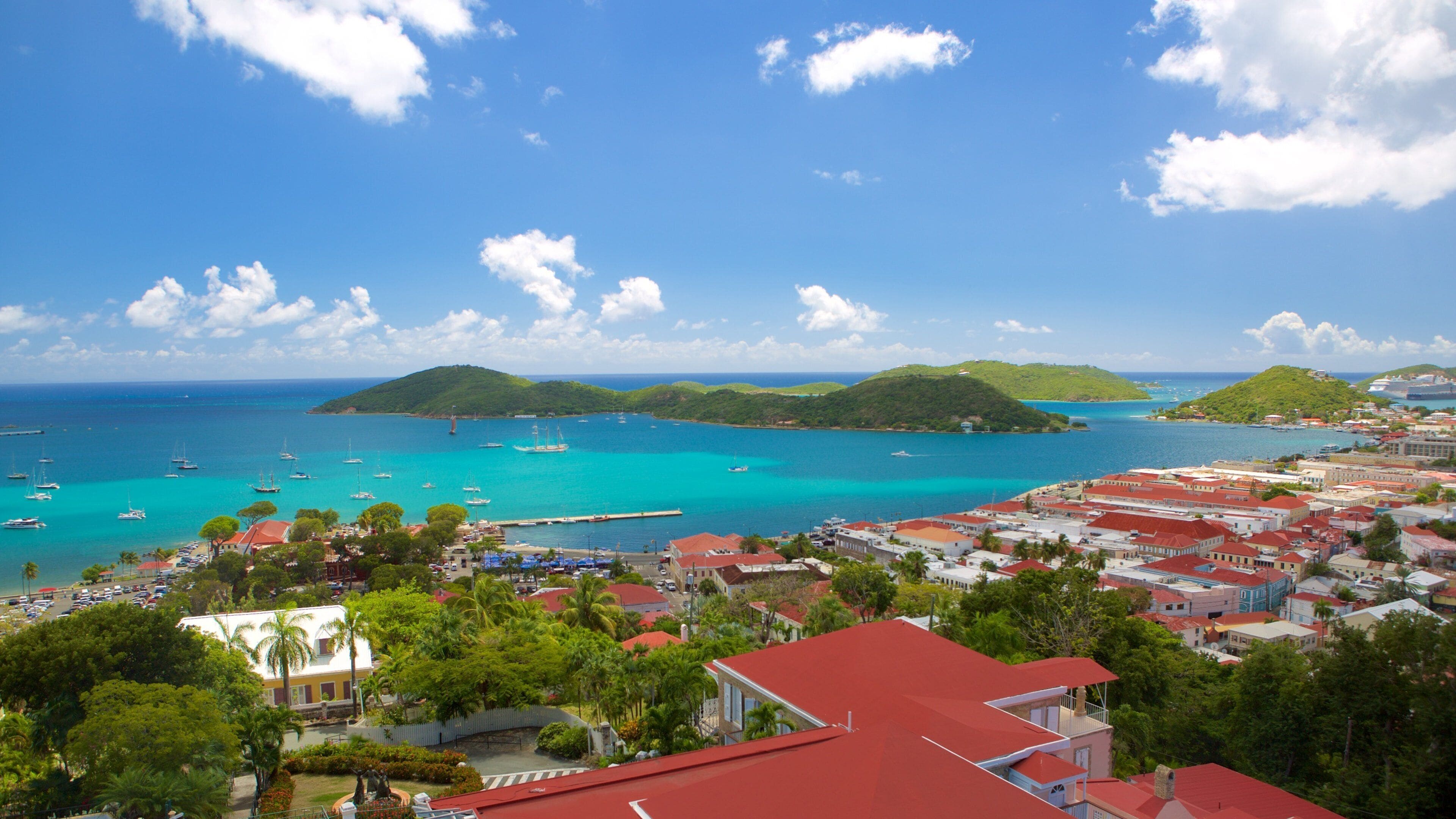 Château de Barbe Noire mettant en vedette ville côtière et vues d\'île