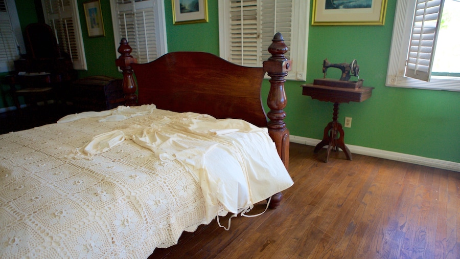 Blackbeard\'s Castle showing interior views