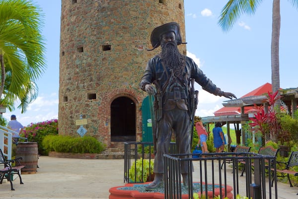 Schloss Blackbeards das einen Burg und Statue oder Skulptur