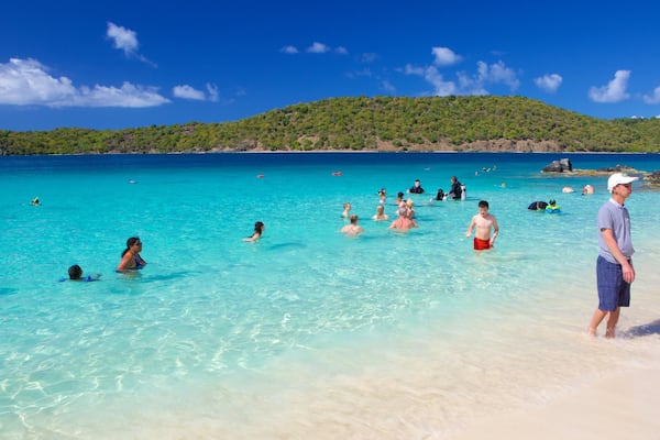 Coki Beach mit einem Strand sowie kleine Menschengruppe