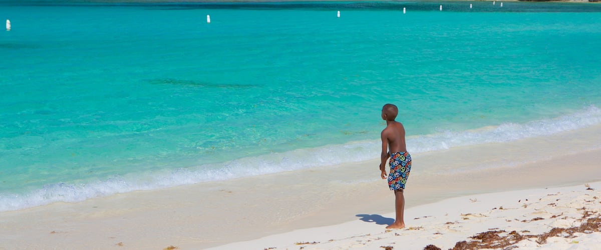 Playa de la bahía de Smith ofreciendo una playa de arena y también un niño