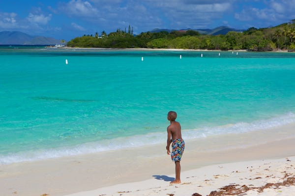 Smith Bay Beach mit einem Sandstrand sowie einzelnes Kind
