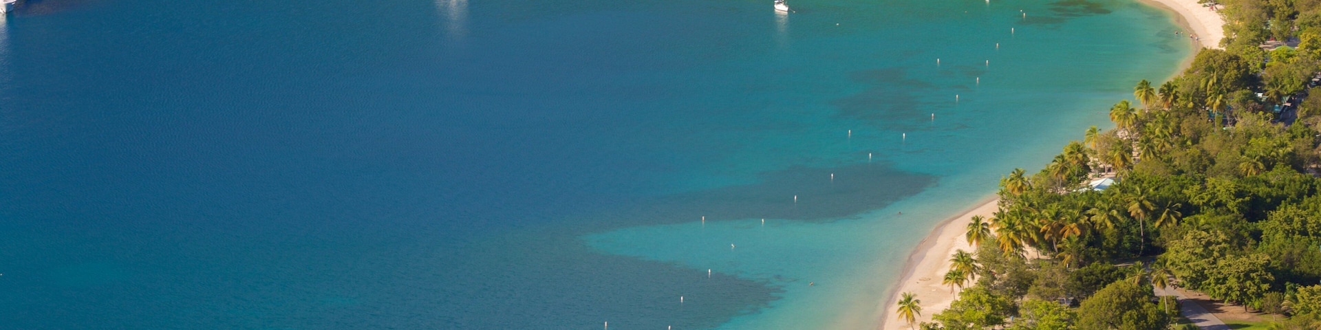 Magens Bay que incluye una bahía o un puerto