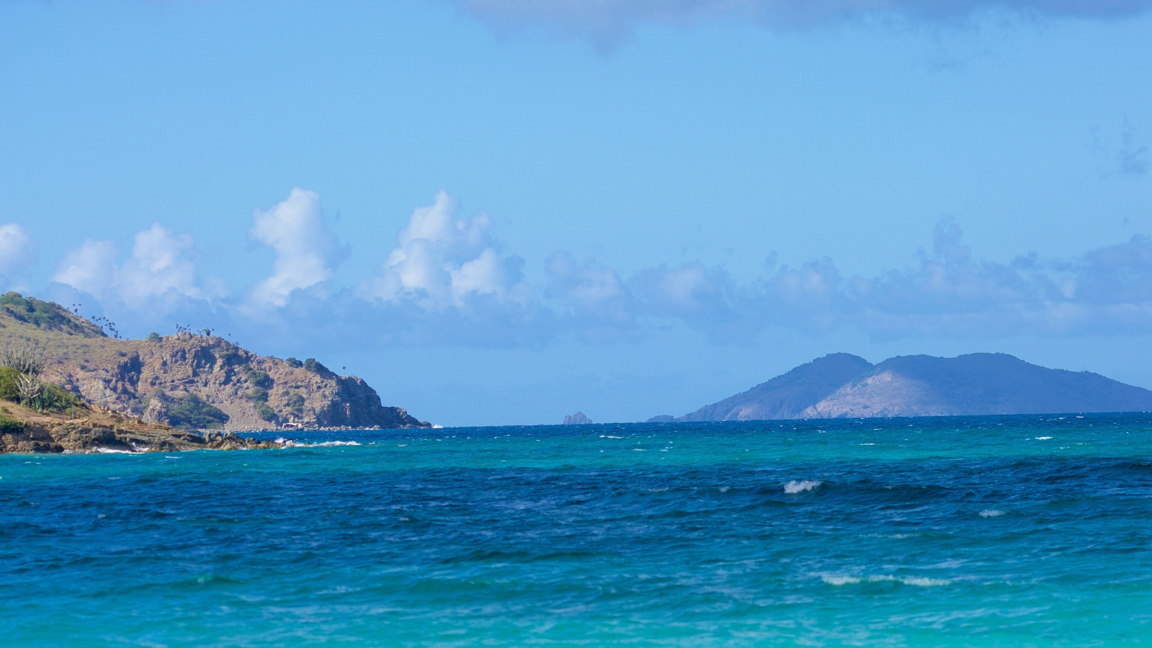 Sapphire Beach bevat rotsachtige kustlijn