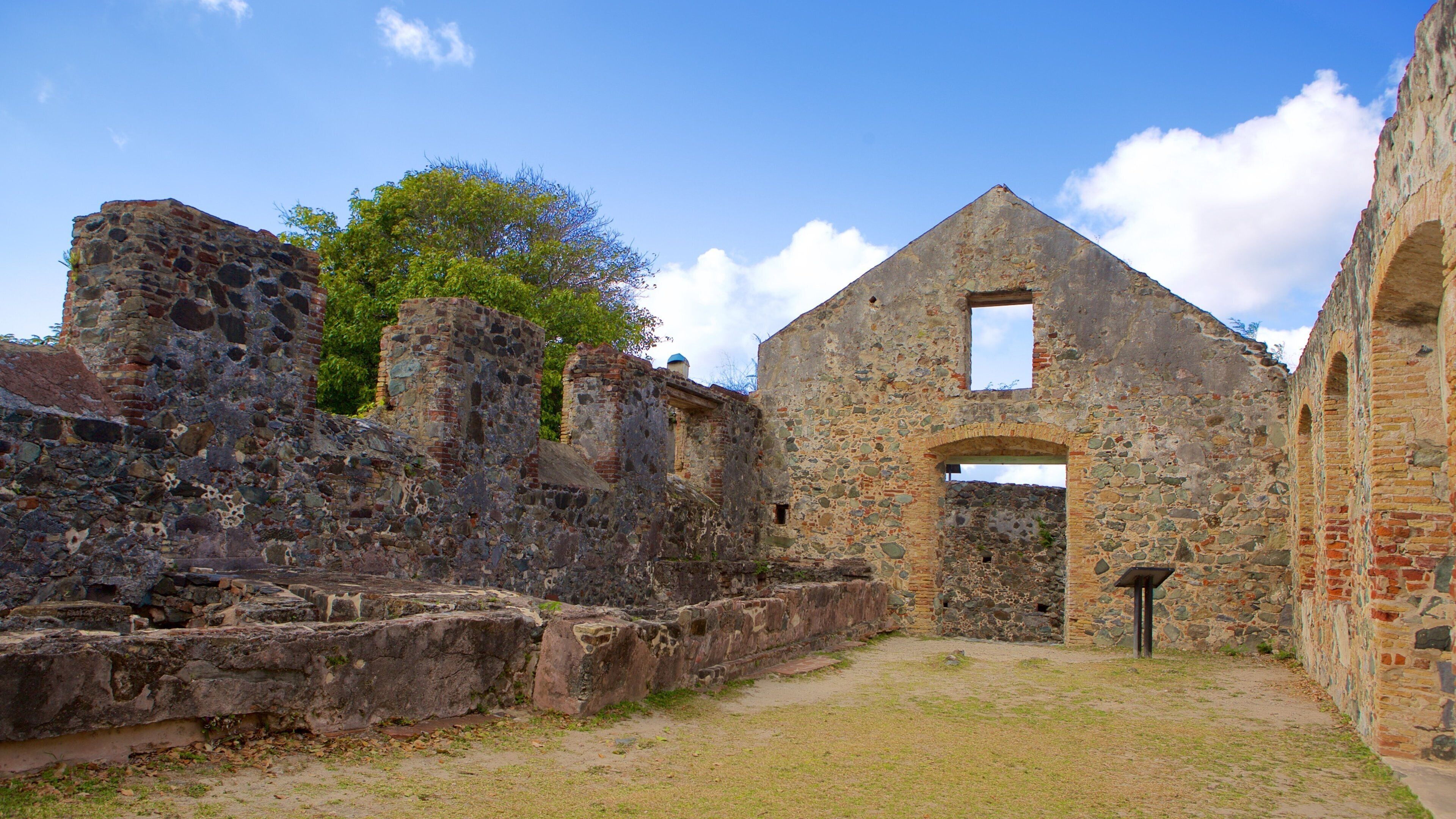 Annaberg Plantation showing a ruin and heritage elements