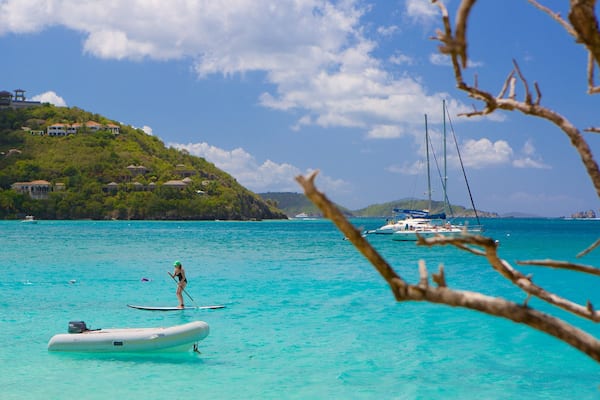 Cinnamon Bay som visar en hamn eller havsbukt och vattensporter