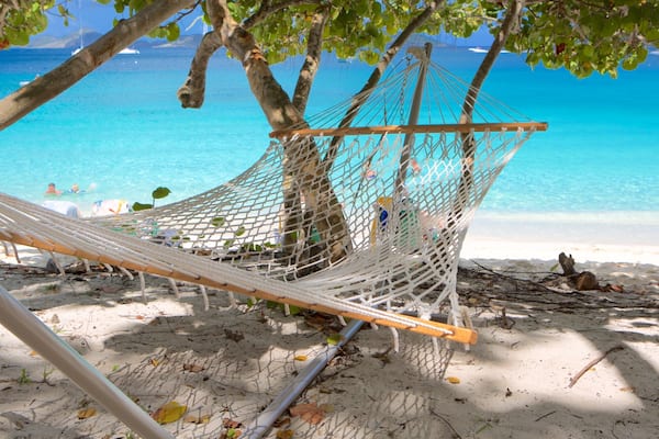 Honeymoon Beach presenterar tropisk natur och en sandstrand