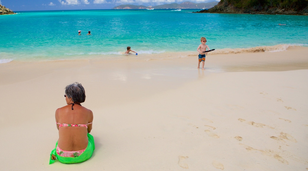 Trunk Bay som viser strand i tillegg til en kvinne