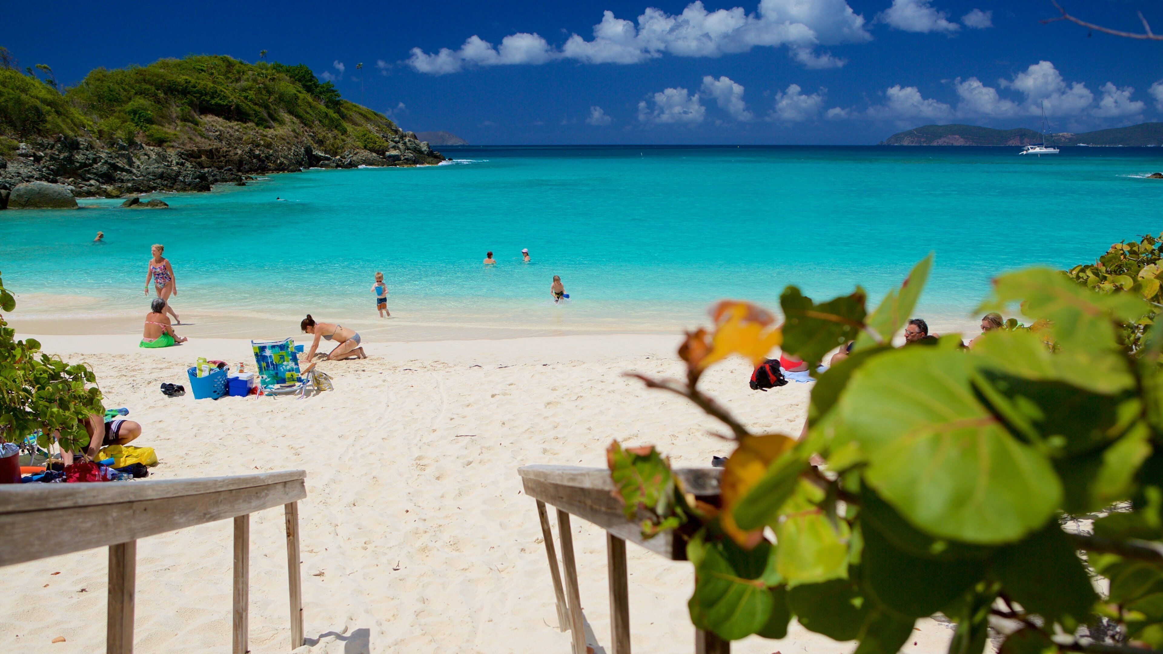 Trunk Bay das einen Strand, tropische Szenerien und Bucht oder Hafen