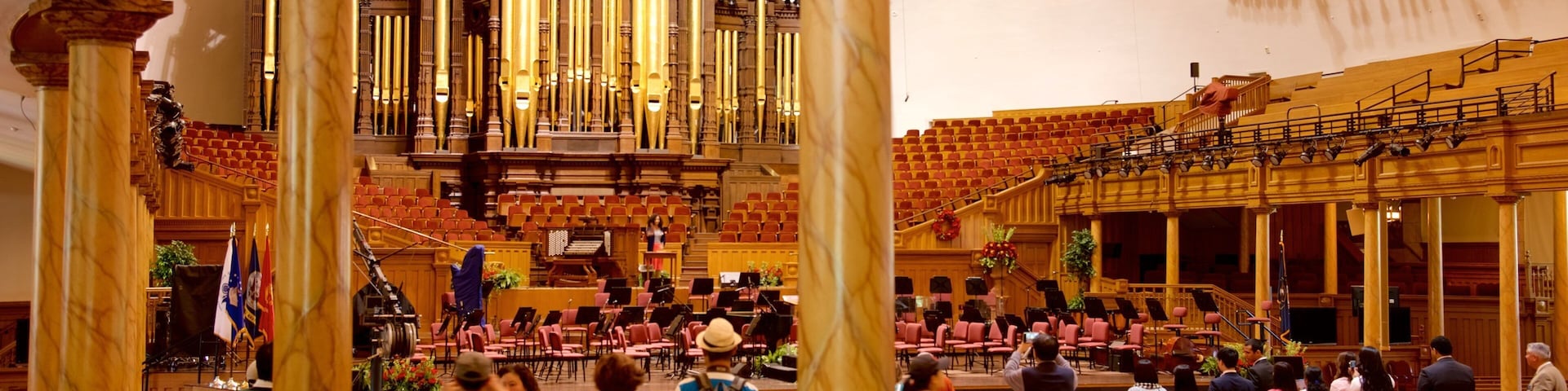 Tabernacle caracterizando uma igreja ou catedral e vistas internas assim como um pequeno grupo de pessoas