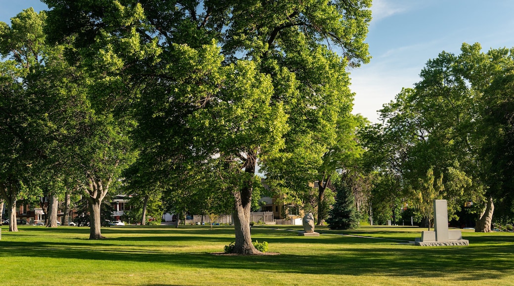 Utah State Capitol showing a park