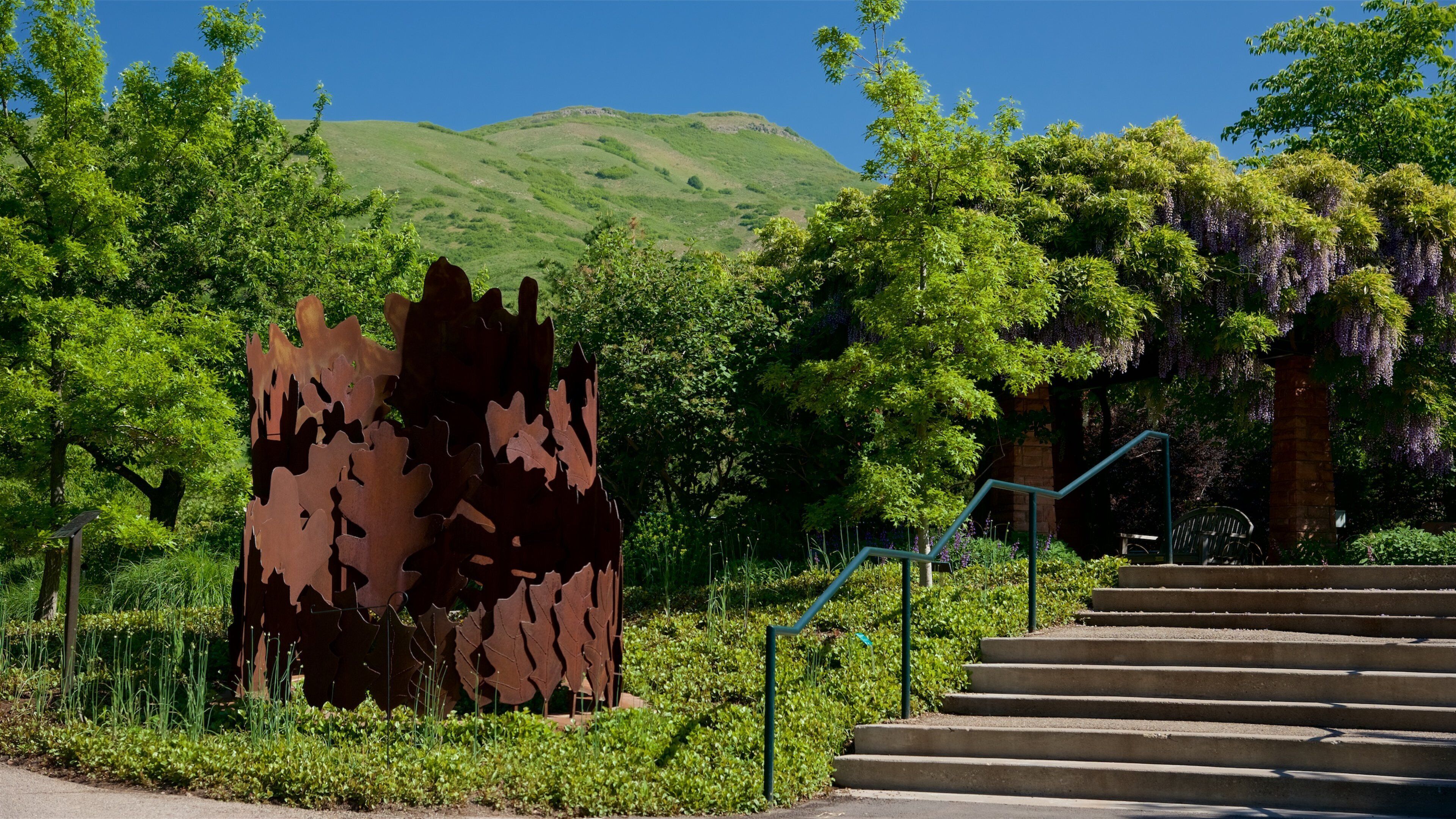 Red Butte Garden and Arboretum mit einem Park und Outdoor-Kunst