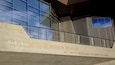 Exterior del Museo Nacional de Historia de Utah, con ventanas grandes y una barandilla metálica.